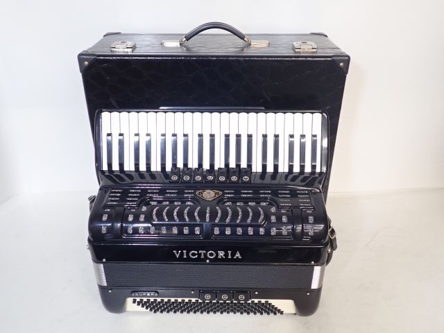 得価新品★VICTORIA Super ヴィクトリア スーパー アコーディオン 37鍵盤 96ベース ハードケース付きイタリア製 器 中古★001192 アコーディオン